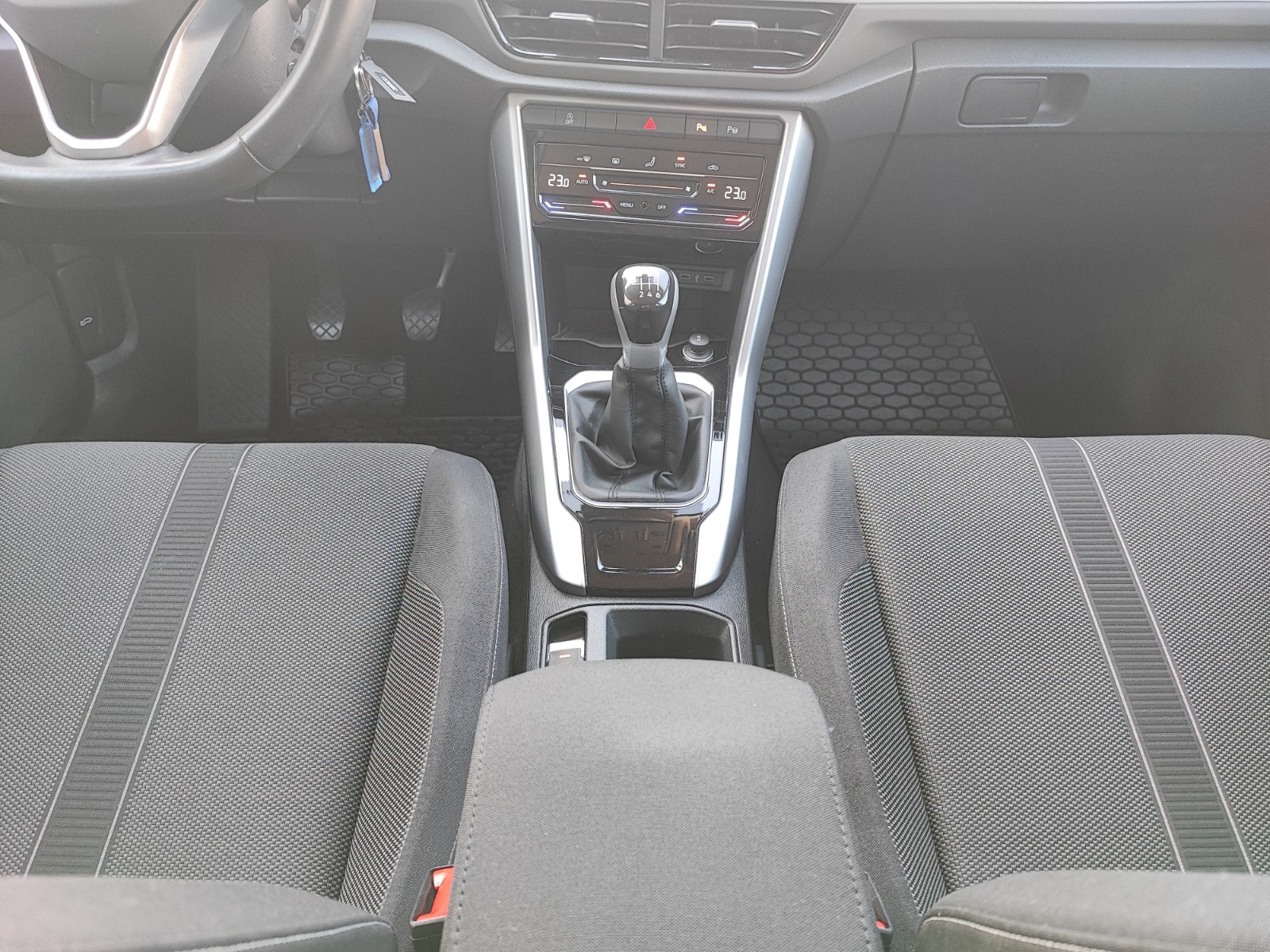 14 - Volkswagen T-Roc 1.0 tsi 110cv life