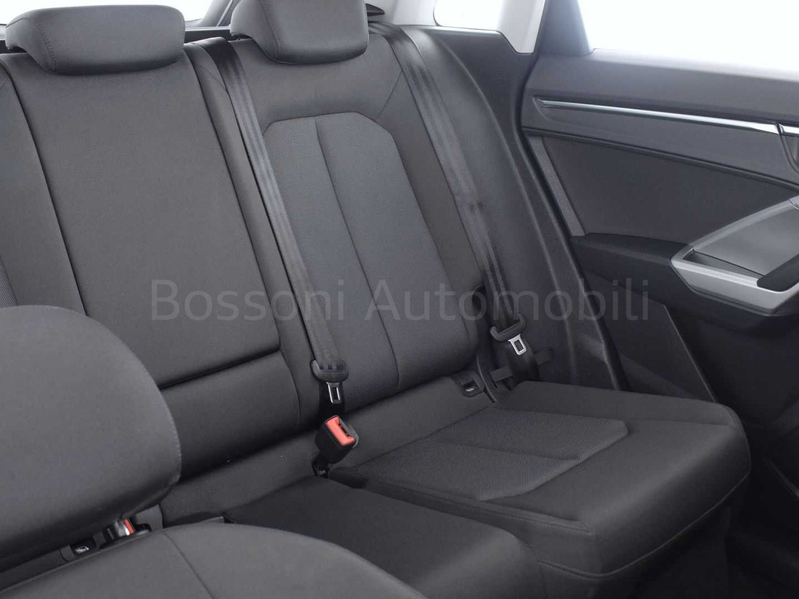 21 - Audi Q3 35 2.0 tdi business advanced s-tronic