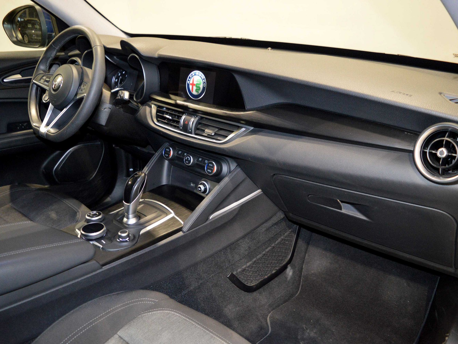 8 - Alfa Romeo Stelvio 2.2 turbo 180cv business q4 auto