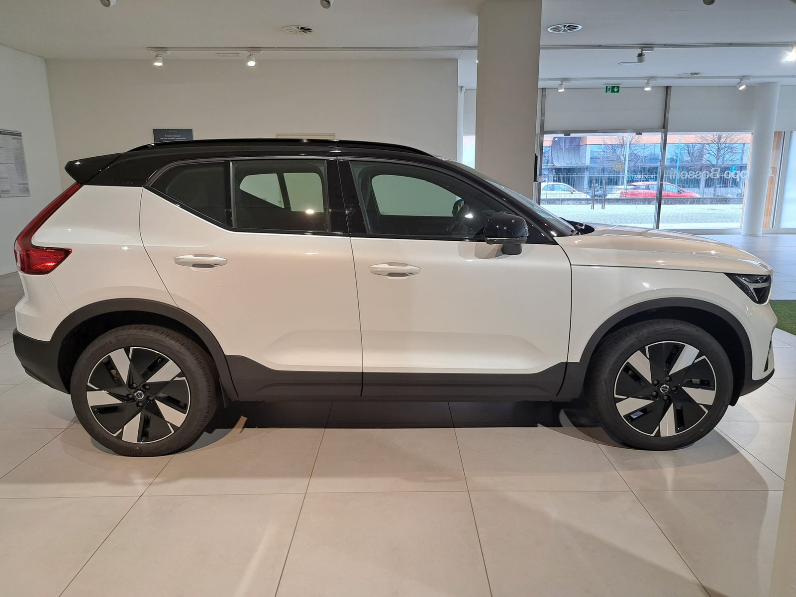 16 - Volvo XC40 single motor plus rwd edt