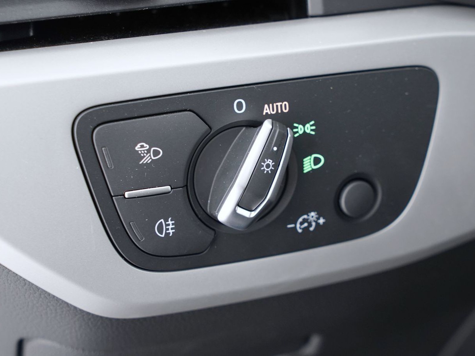 11 - Audi A4 avant 30 2.0 tdi mhev 136cv business s tronic