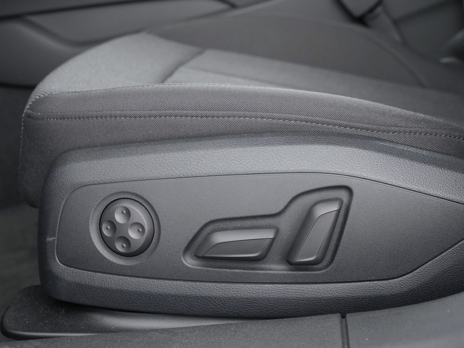 22 - Audi A4 avant 30 2.0 tdi mhev 136cv business s tronic