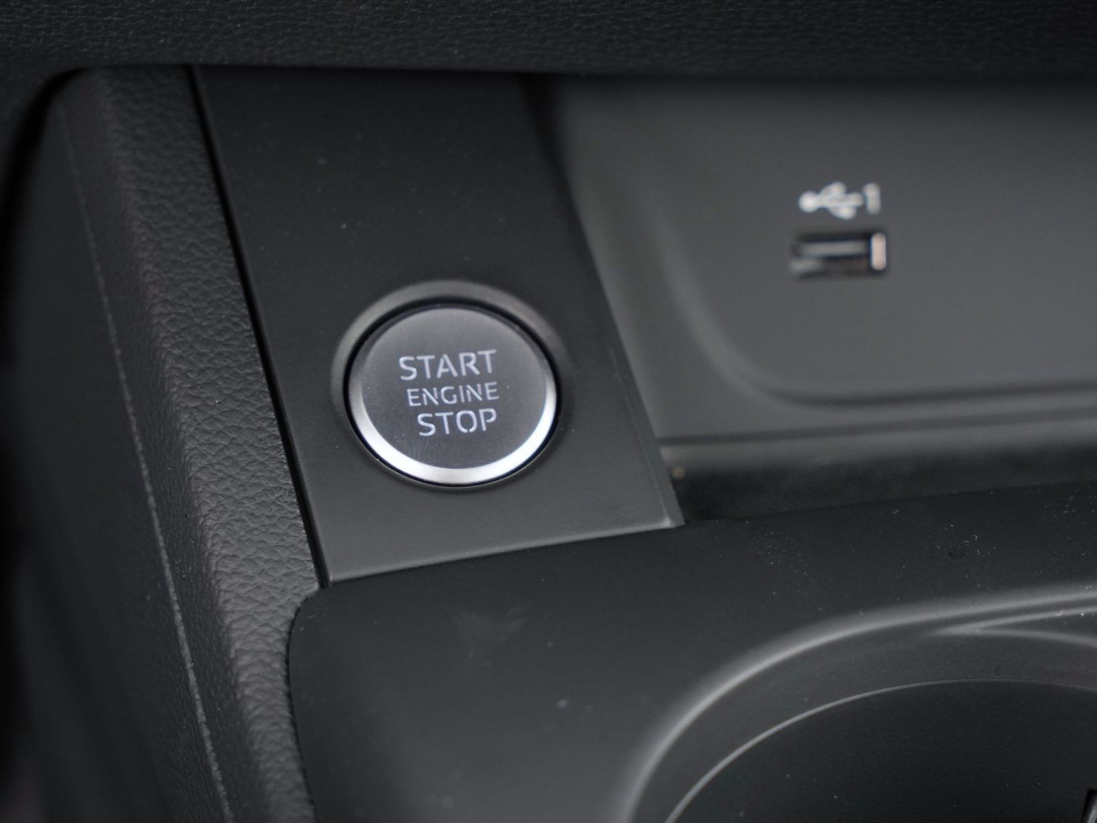 24 - Audi A4 avant 30 2.0 tdi mhev 136cv business s tronic