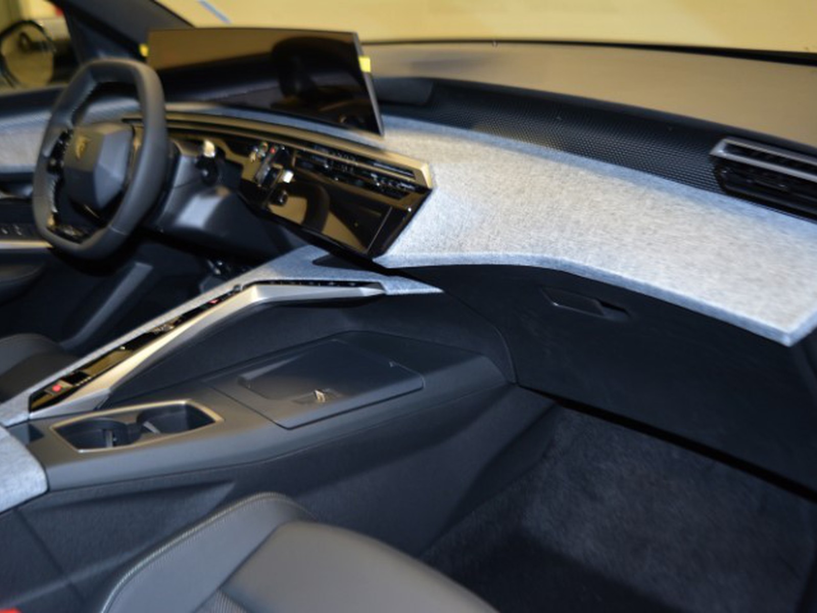 8 - Peugeot 3008 1.2 hybrid 136cv gt e-dcs6