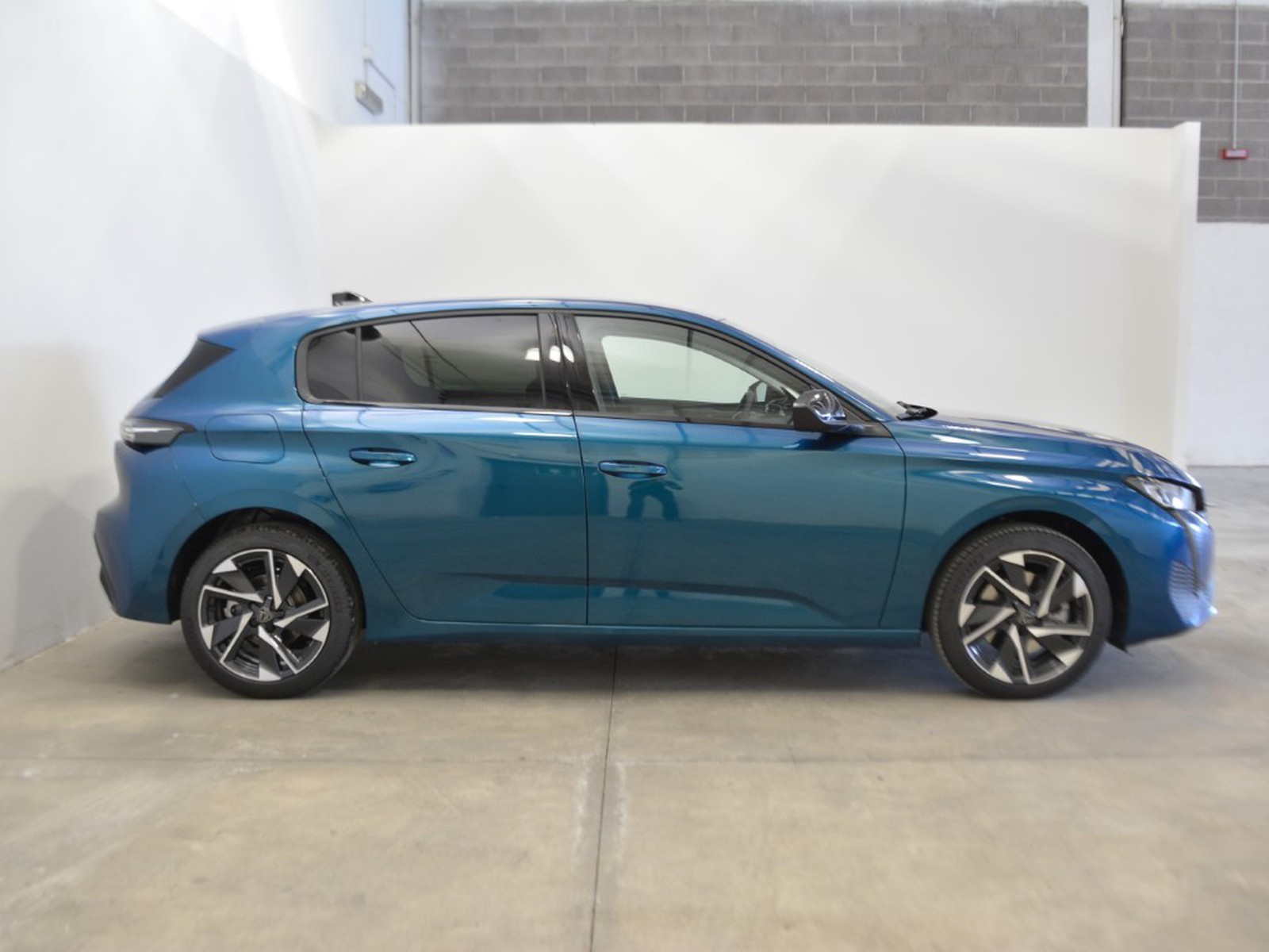 24 - Peugeot 308 1.2 hybrid 145cv allure e-dcs6