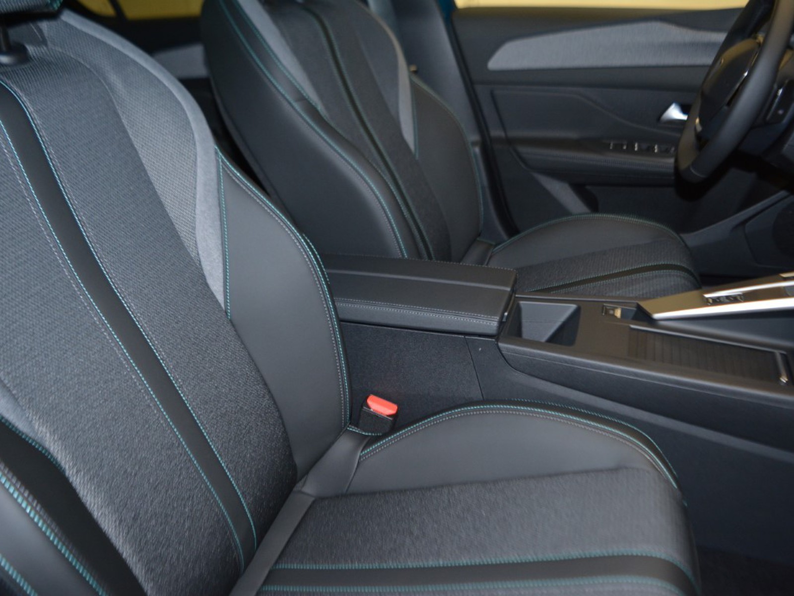 5 - Peugeot 308 1.2 hybrid 145cv allure e-dcs6