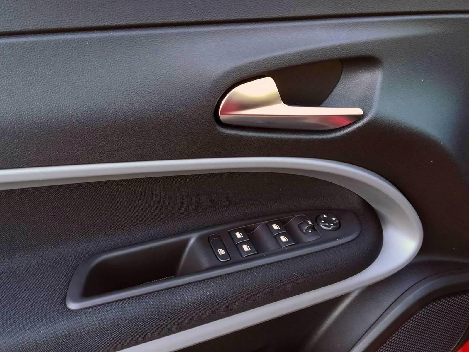 18 - Jeep Avenger 1.2 turbo 100cv longitude fwd