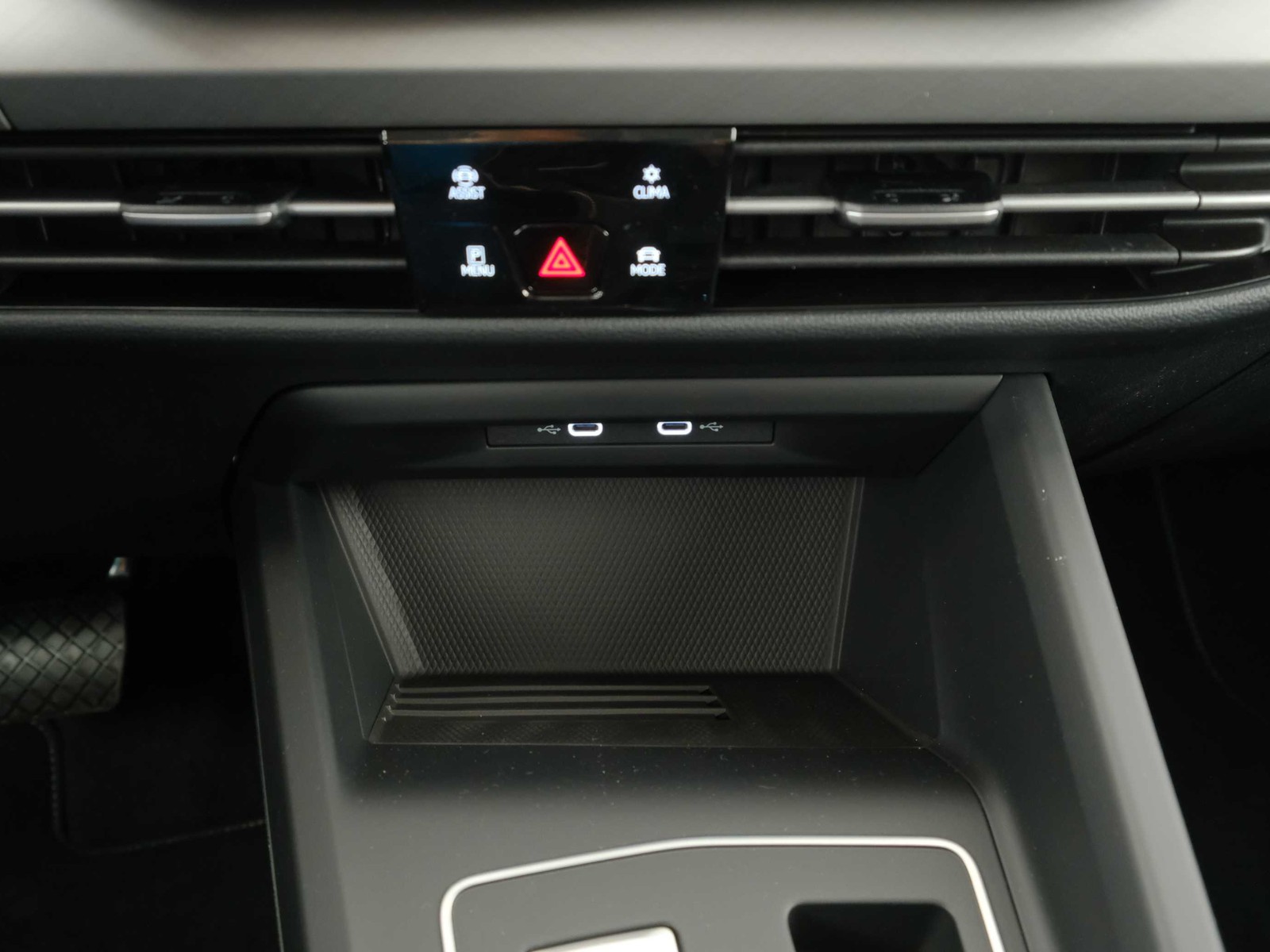 32 - Volkswagen Golf 1.5 tsi ehybrid 204cv edition plus dsg