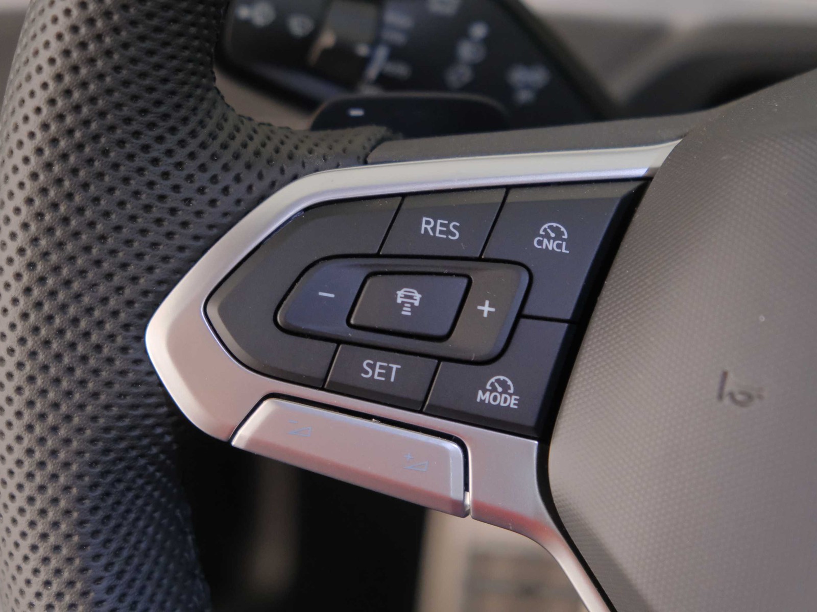 22 - Volkswagen Passat 1.5 etsi act 150cv r-line dsg