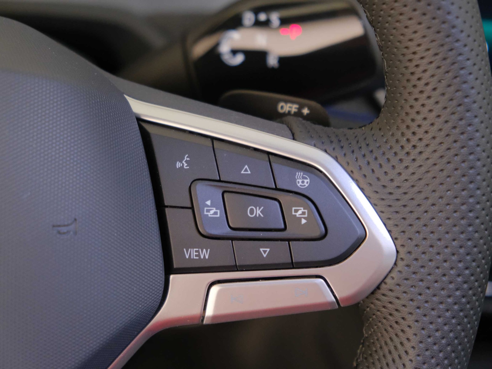 23 - Volkswagen Passat 1.5 etsi act 150cv r-line dsg