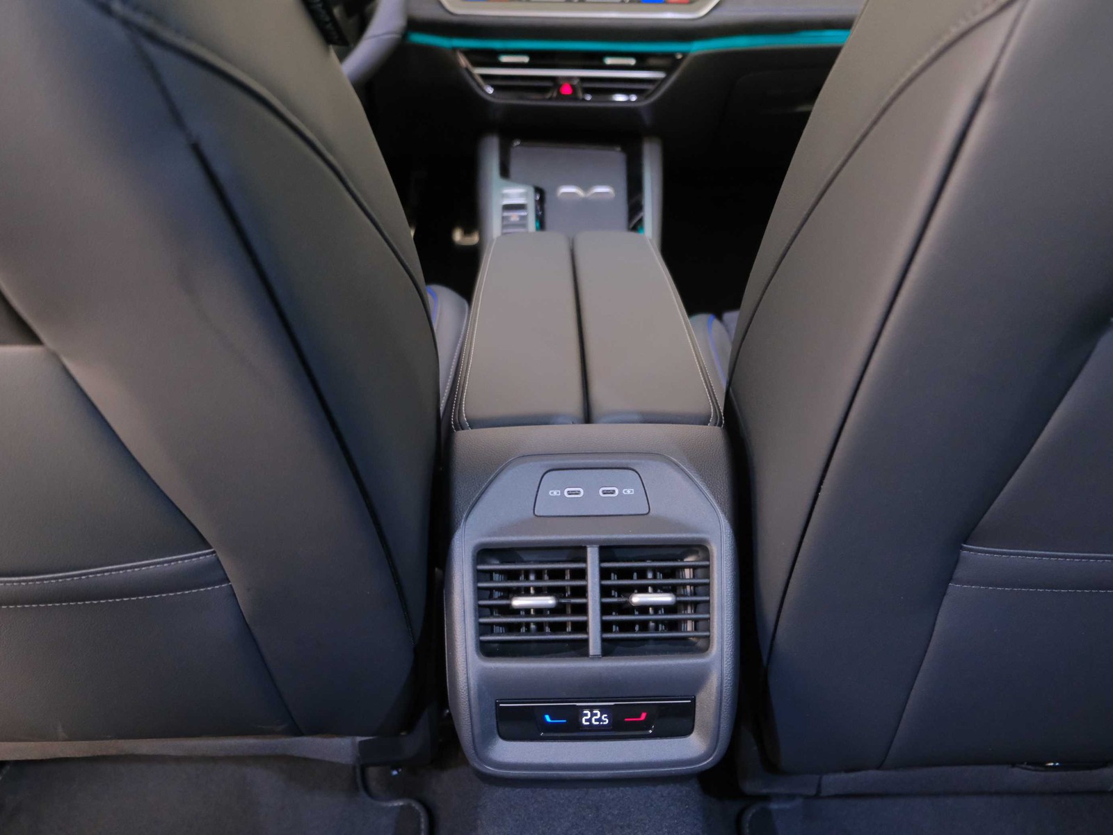 36 - Volkswagen Passat 1.5 etsi act 150cv r-line dsg