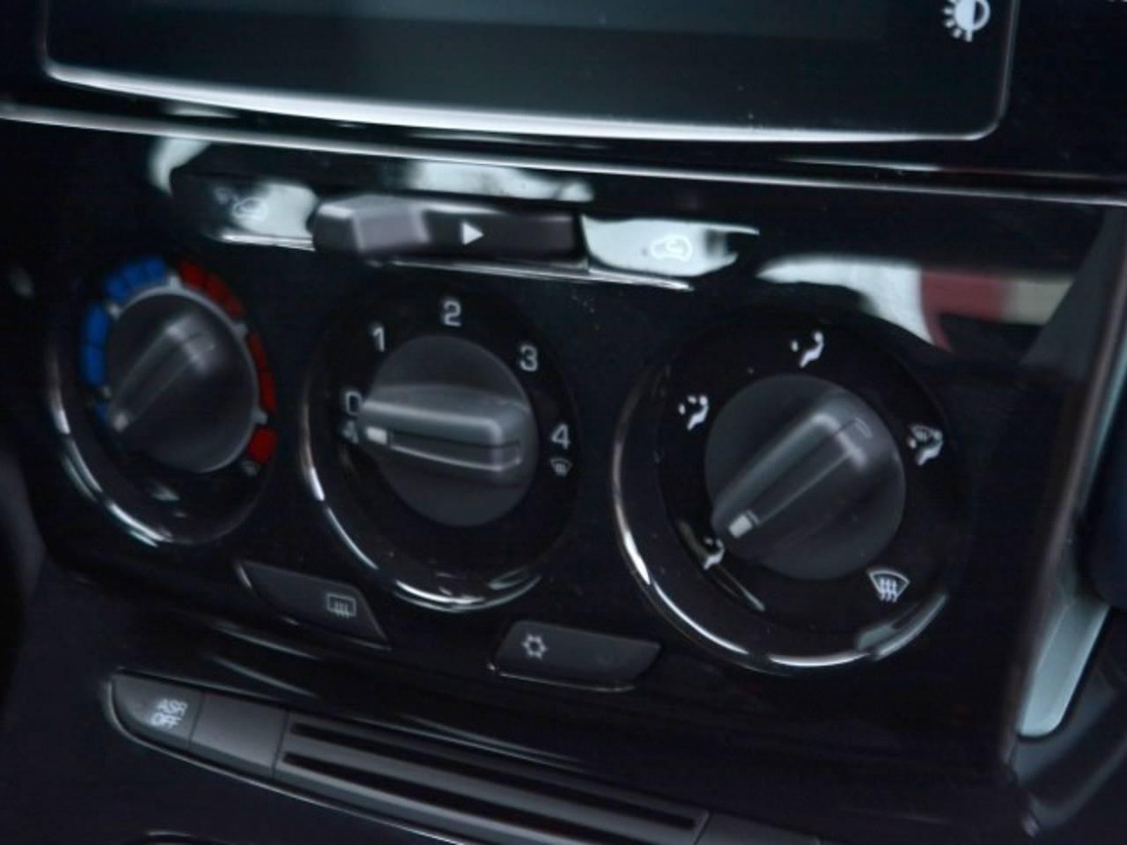 11 - Lancia Ypsilon 1.0 firefly hybrid 70cv platino s&s