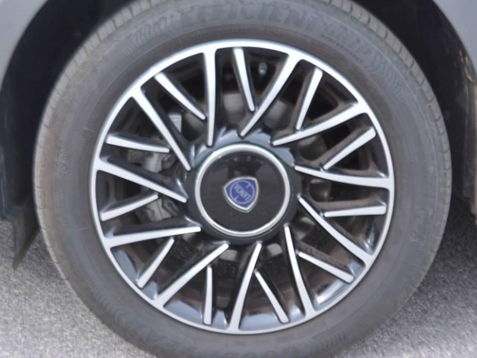 17 - Lancia Ypsilon 1.0 firefly hybrid 70cv platino s&s