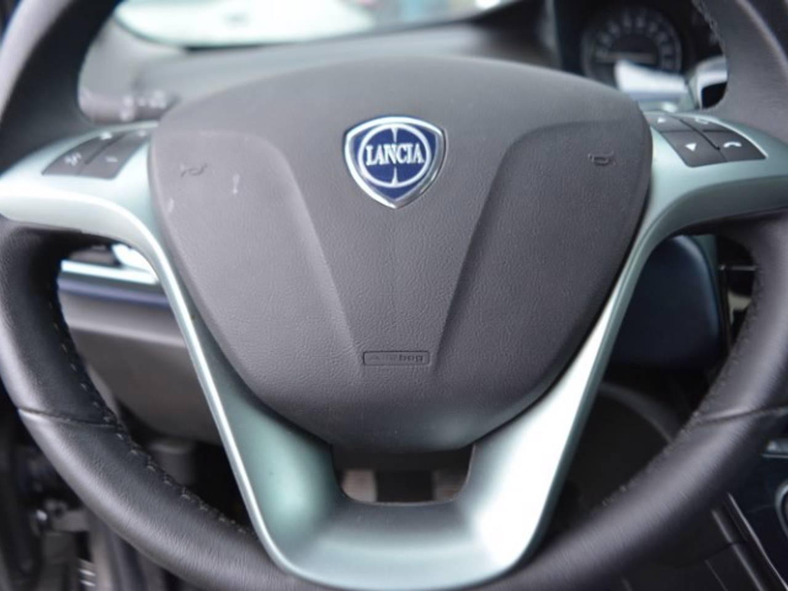 18 - Lancia Ypsilon 1.0 firefly hybrid 70cv platino s&s