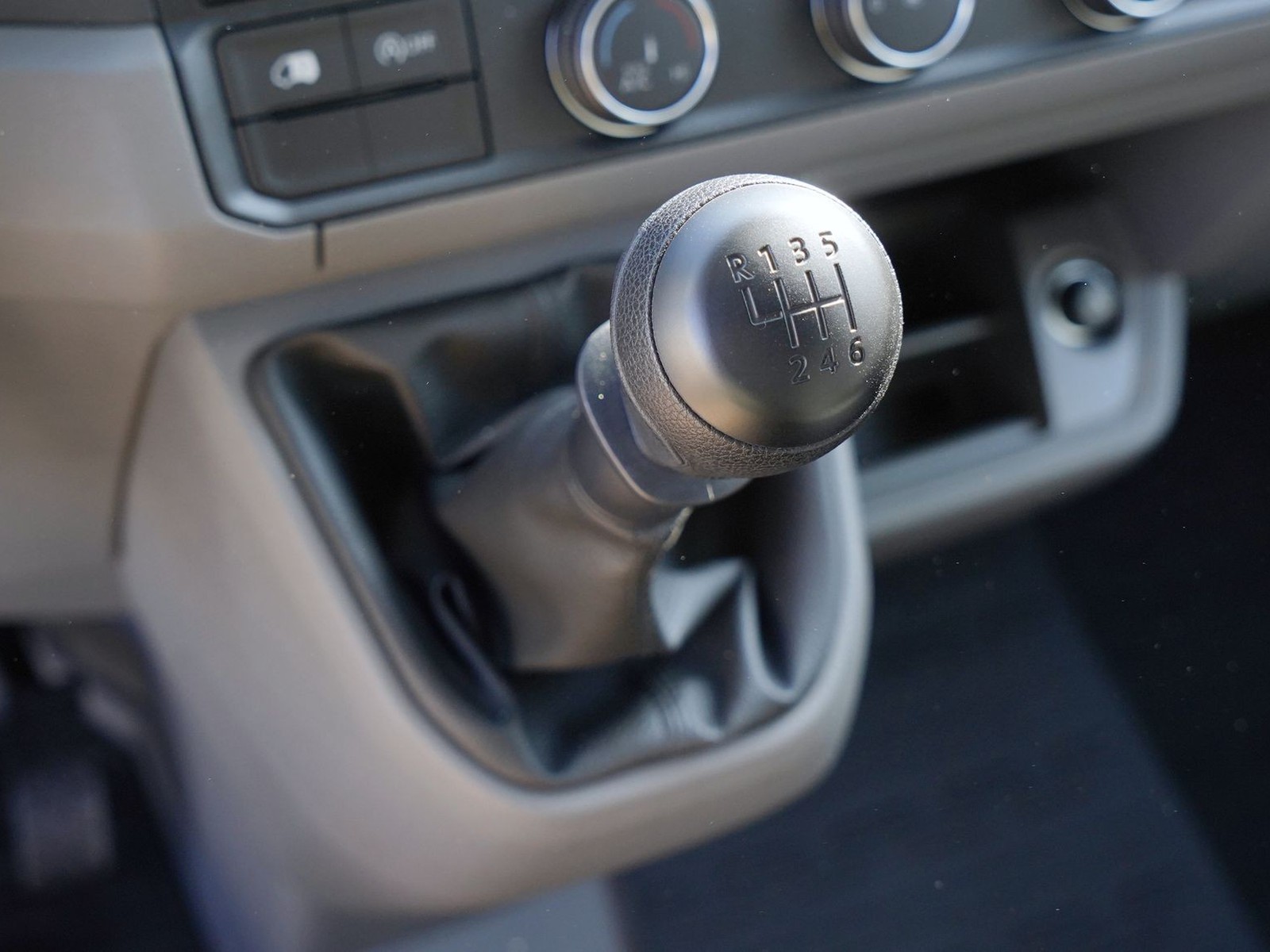 21 - Volkswagen VIC Crafter 35 2.0 tdi 140cv l4h3 business