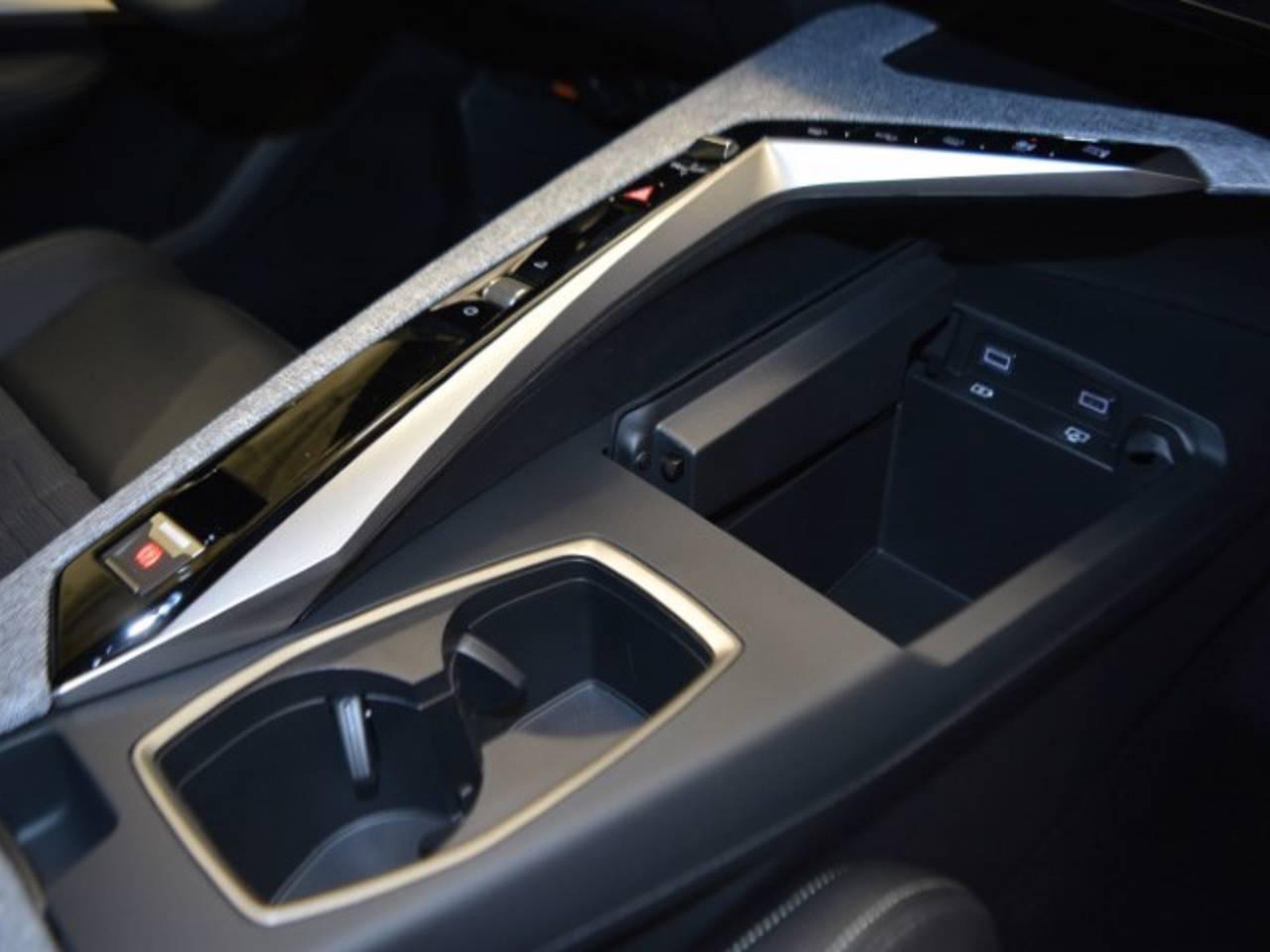 17 - Peugeot 3008 1.2 hybrid 145cv gt e-dcs6