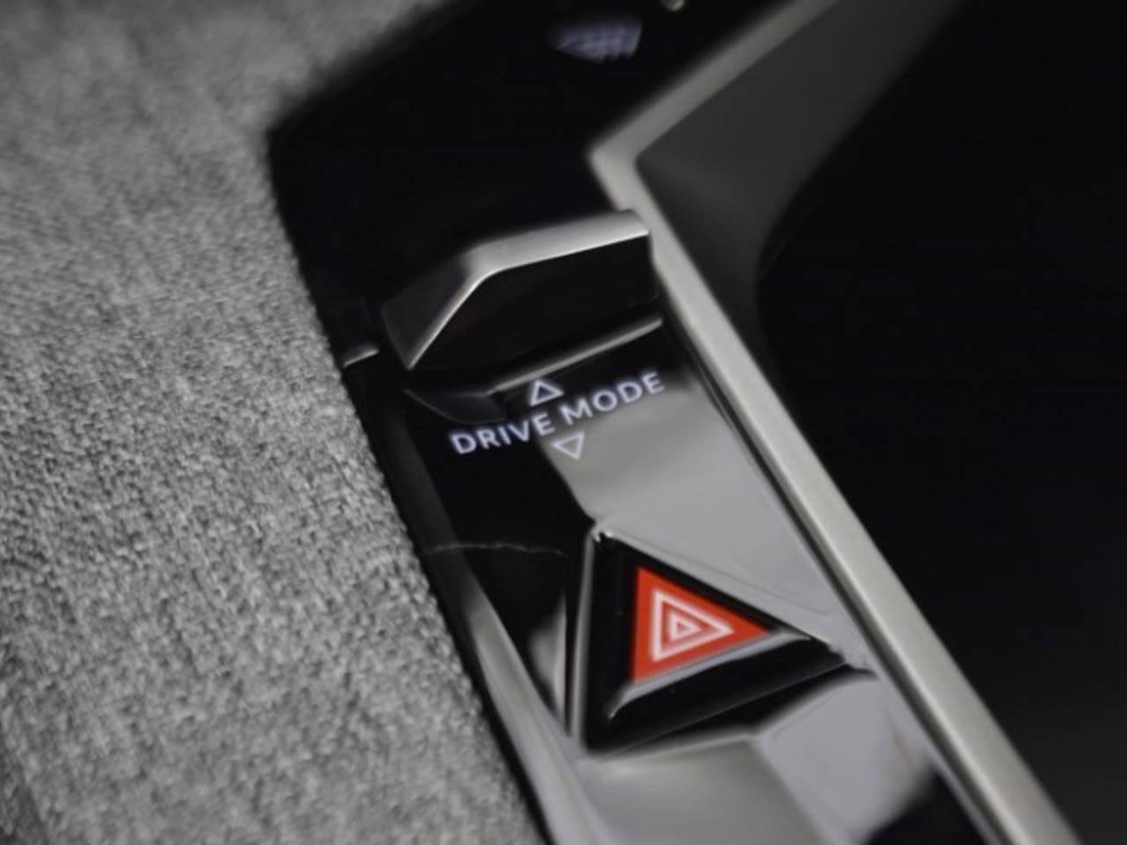 18 - Peugeot 3008 1.2 hybrid 145cv gt e-dcs6