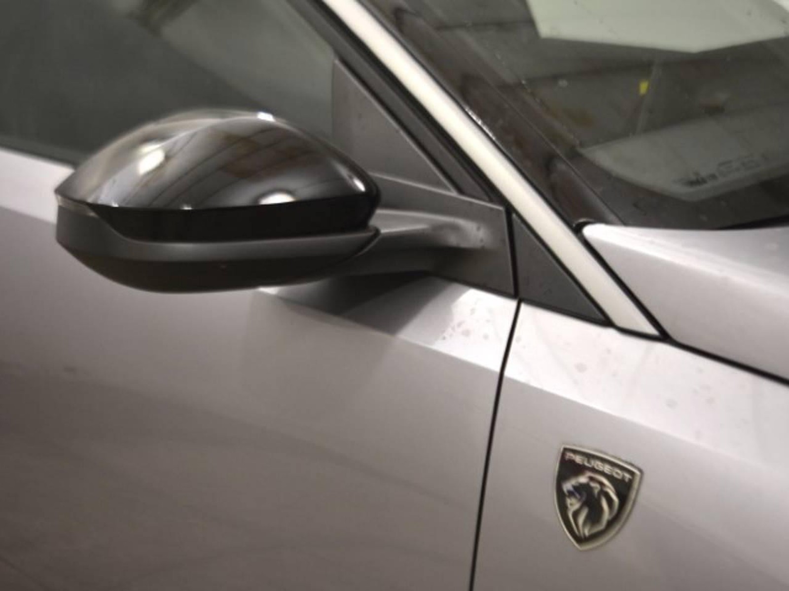 21 - Peugeot 3008 1.2 hybrid 145cv gt e-dcs6