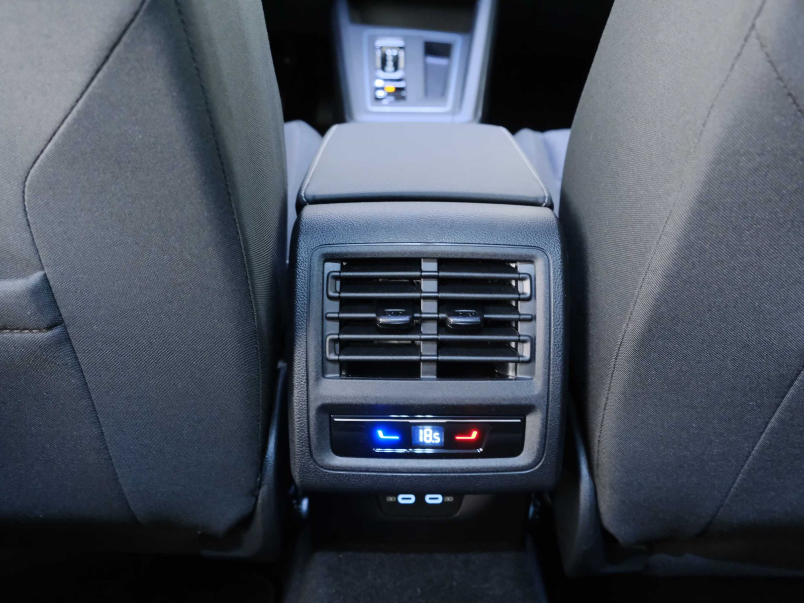 35 - Volkswagen Golf 1.5 tsi ehybrid 204cv edition plus dsg