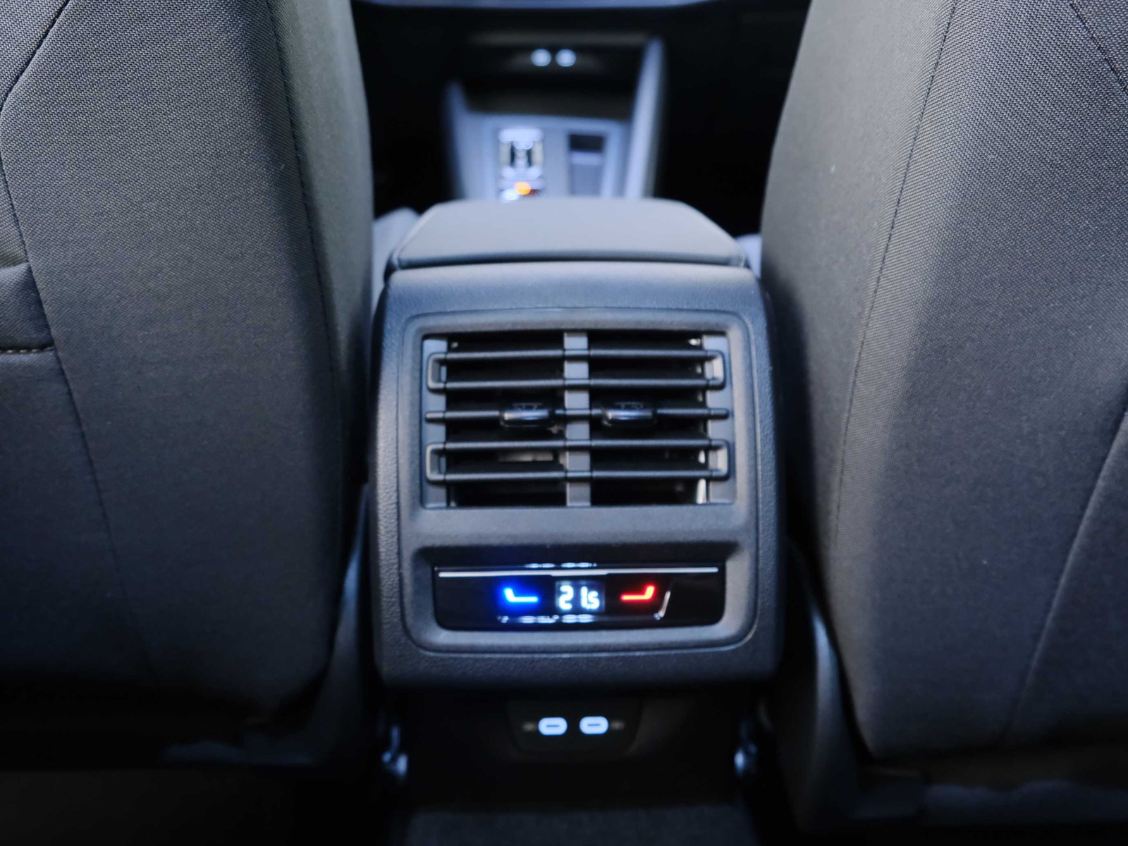 35 - Volkswagen Golf 1.5 tsi ehybrid 204cv edition plus dsg