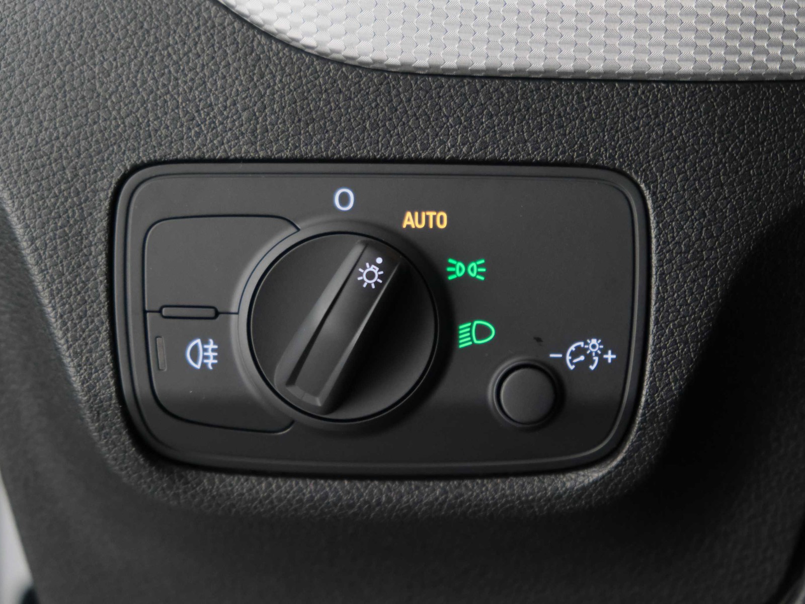 12 - Audi Q2 35 2.0 tdi business s tronic