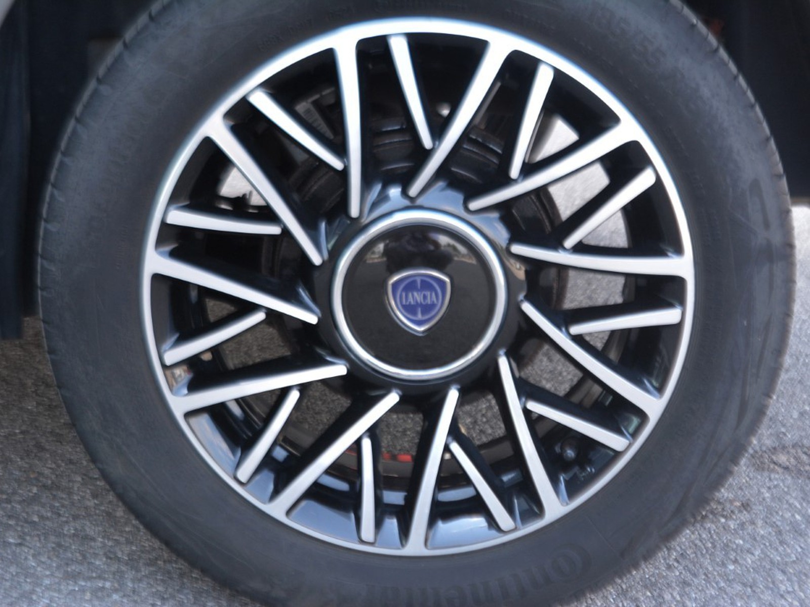 17 - Lancia Ypsilon 1.0 firefly hybrid 70cv platino s&s