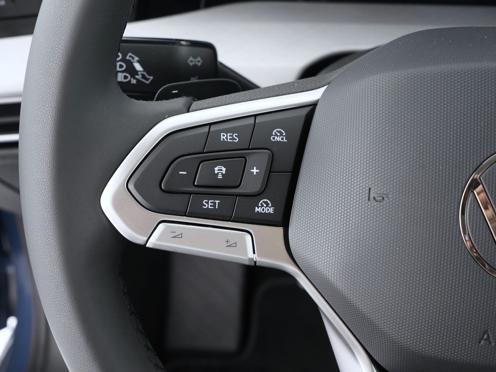 24 - Volkswagen Golf 1.5 tsi ehybrid 204cv edition plus dsg