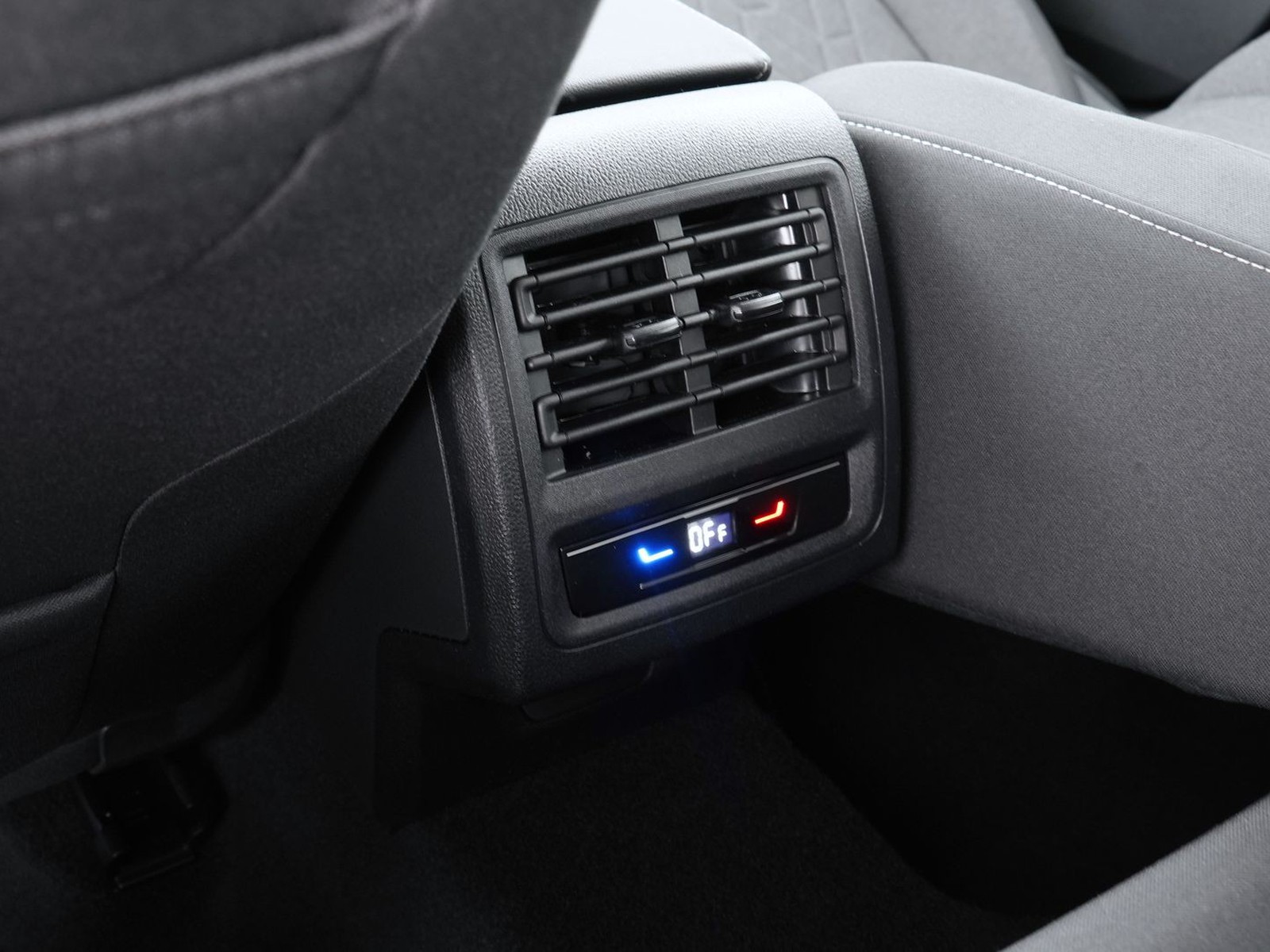 26 - Volkswagen Golf 1.5 tsi ehybrid 204cv edition plus dsg