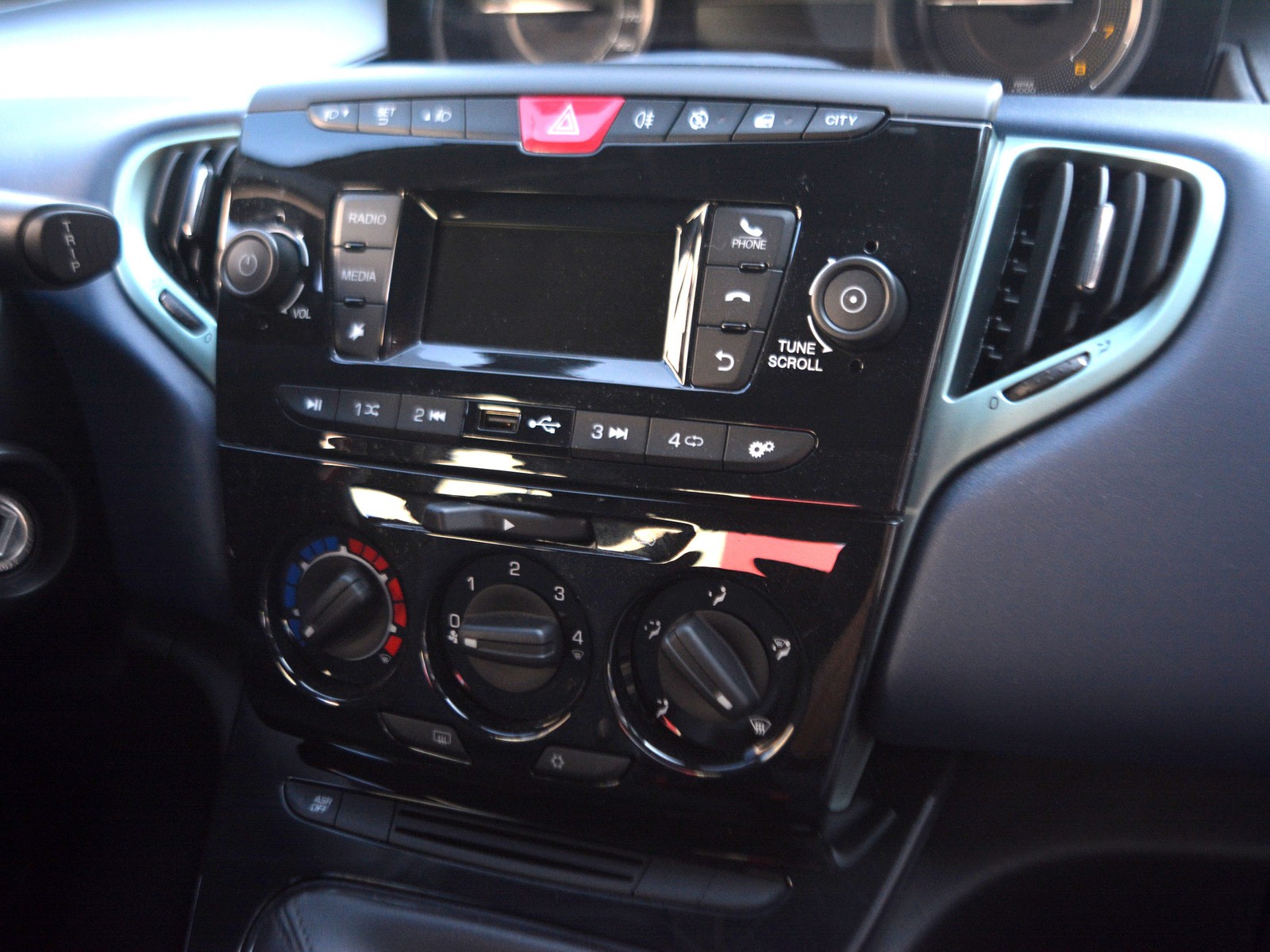 10 - Lancia Ypsilon 1.0 firefly hybrid 70cv oro s&s