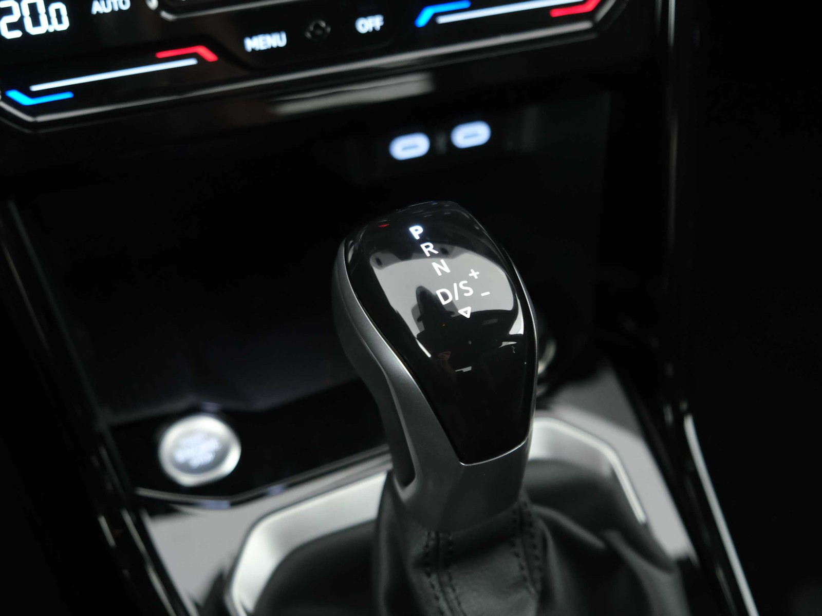 12 - Volkswagen T-Roc 1.5 tsi act r line dsg