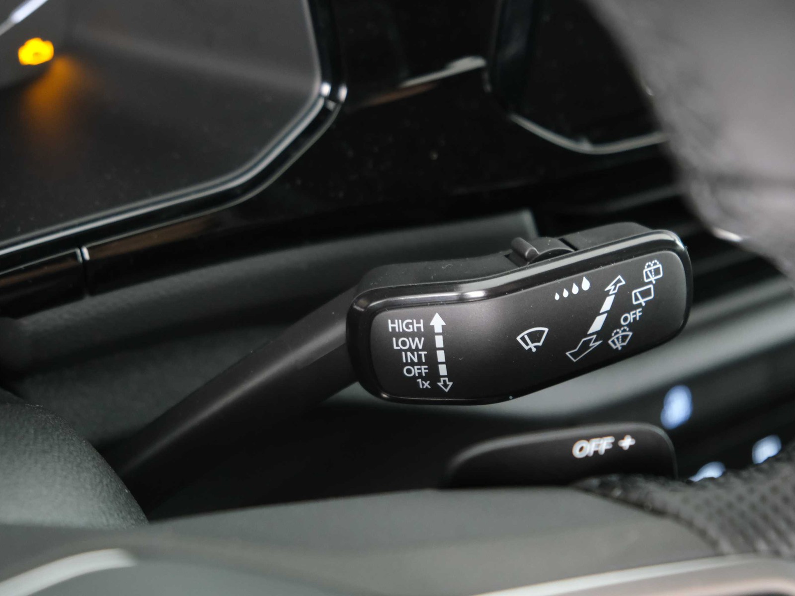 27 - Volkswagen T-Roc 1.5 tsi act r line dsg