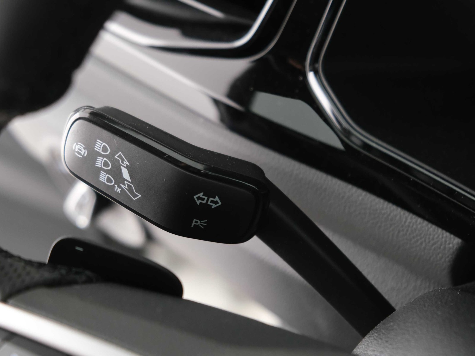 28 - Volkswagen T-Roc 1.5 tsi act r line dsg