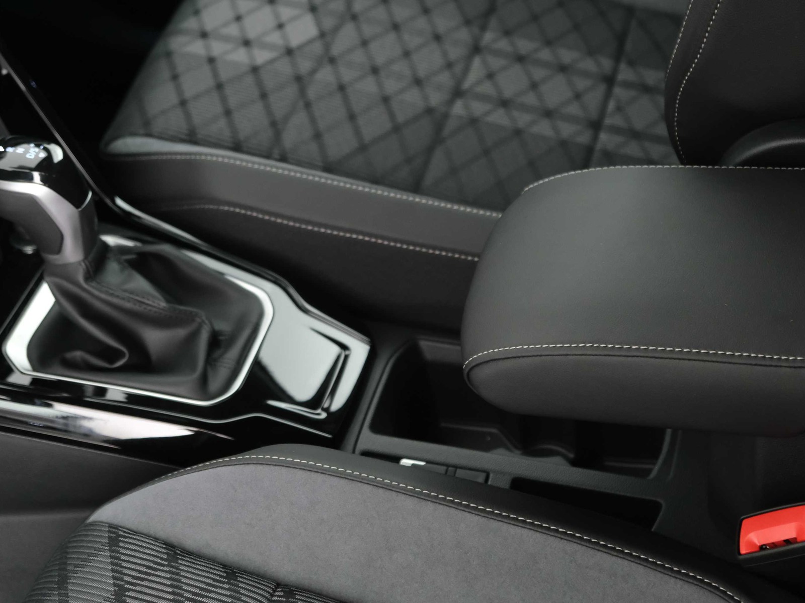 29 - Volkswagen T-Roc 1.5 tsi act r line dsg