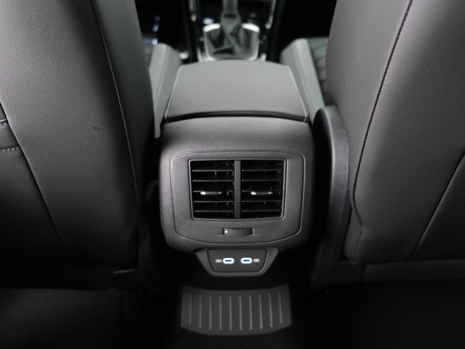 34 - Volkswagen T-Roc 1.5 tsi act r line dsg