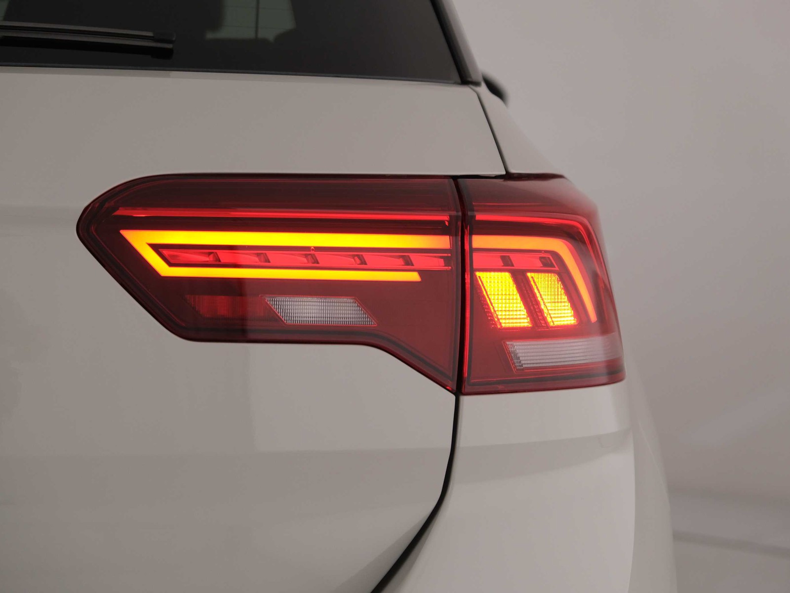 42 - Volkswagen T-Roc 1.5 tsi act r line dsg