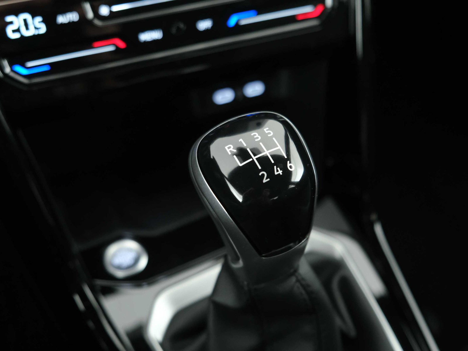 12 - Volkswagen T-Roc 1.0 tsi 115cv r-line plus