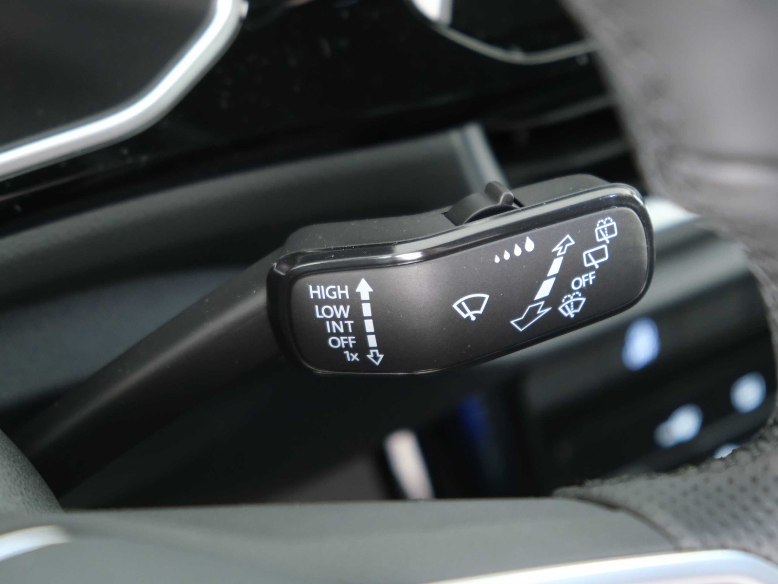 27 - Volkswagen T-Roc 1.0 tsi 115cv r-line plus