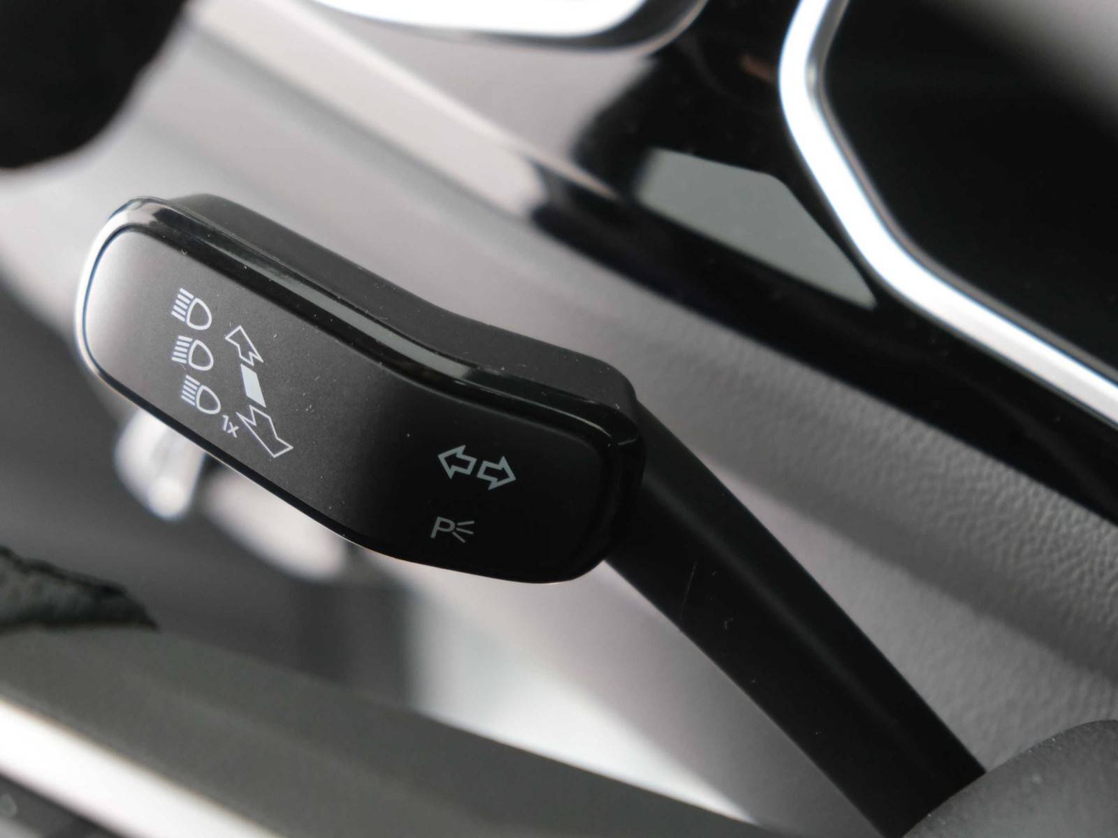 28 - Volkswagen T-Roc 1.0 tsi 115cv r-line plus