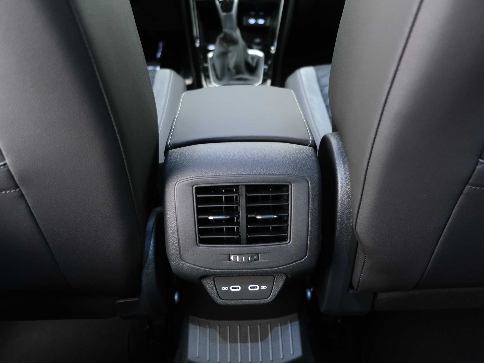 34 - Volkswagen T-Roc 1.0 tsi 115cv r-line plus