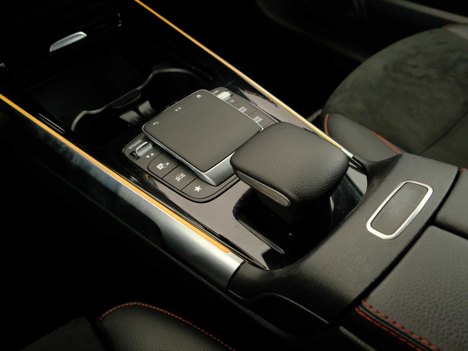 27 - Mercedes GLB 200 d premium 4matic 8g-dct