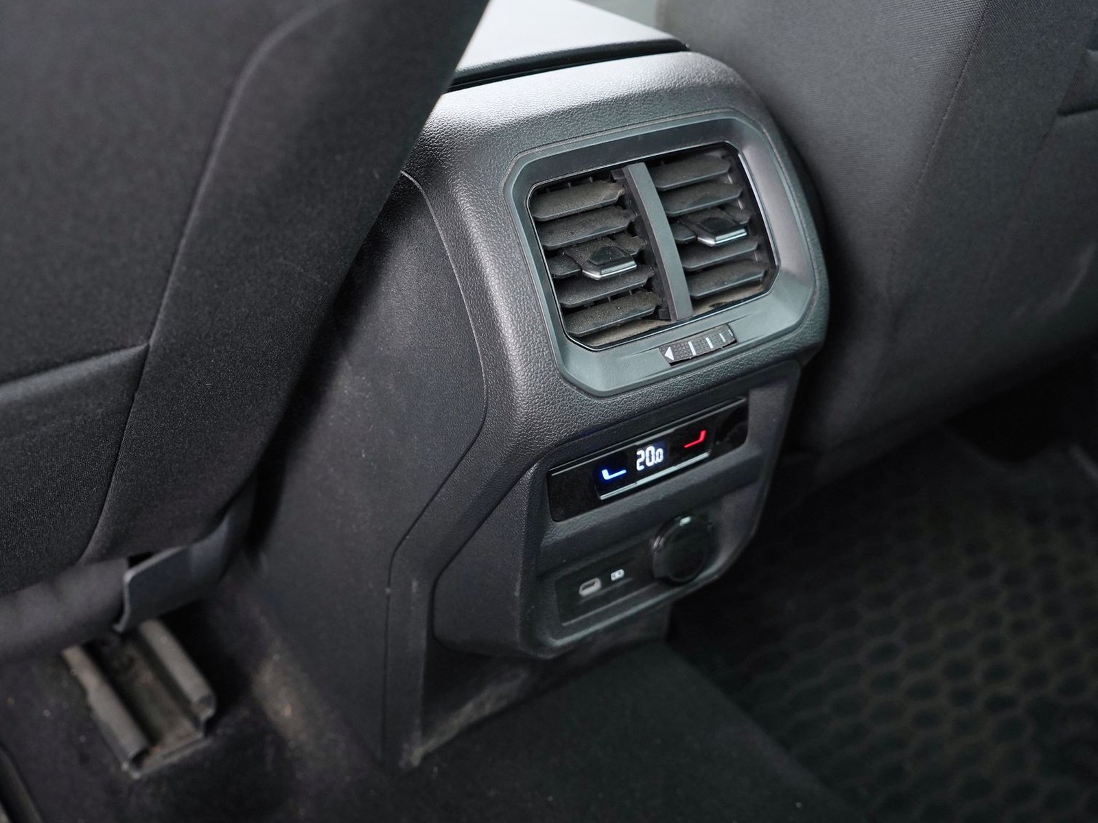 30 - Volkswagen Tiguan 2.0 tdi scr 150cv elegance 4motion dsg