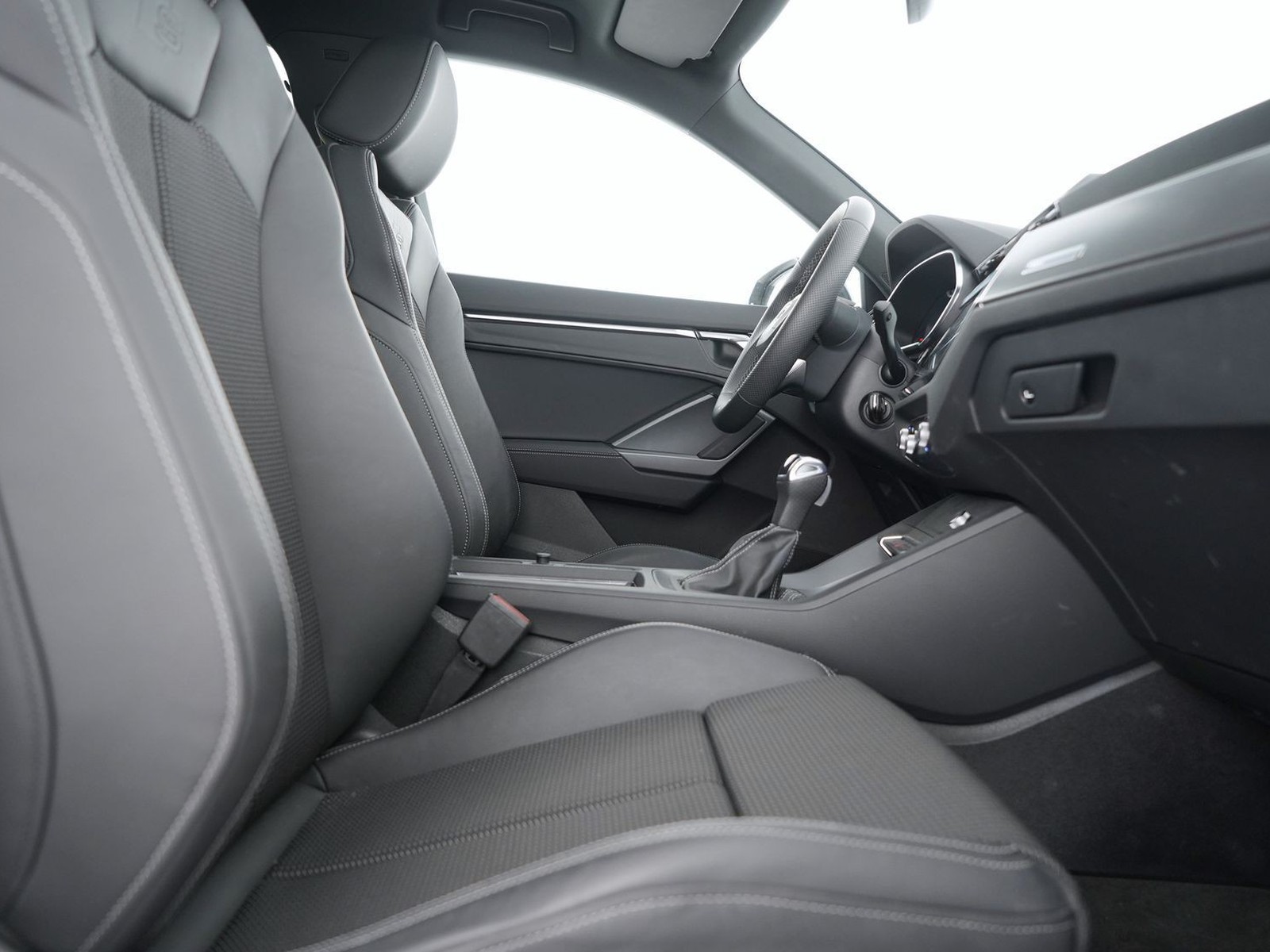 16 - Audi Q3 35 2.0 tdi s line edition s tronic