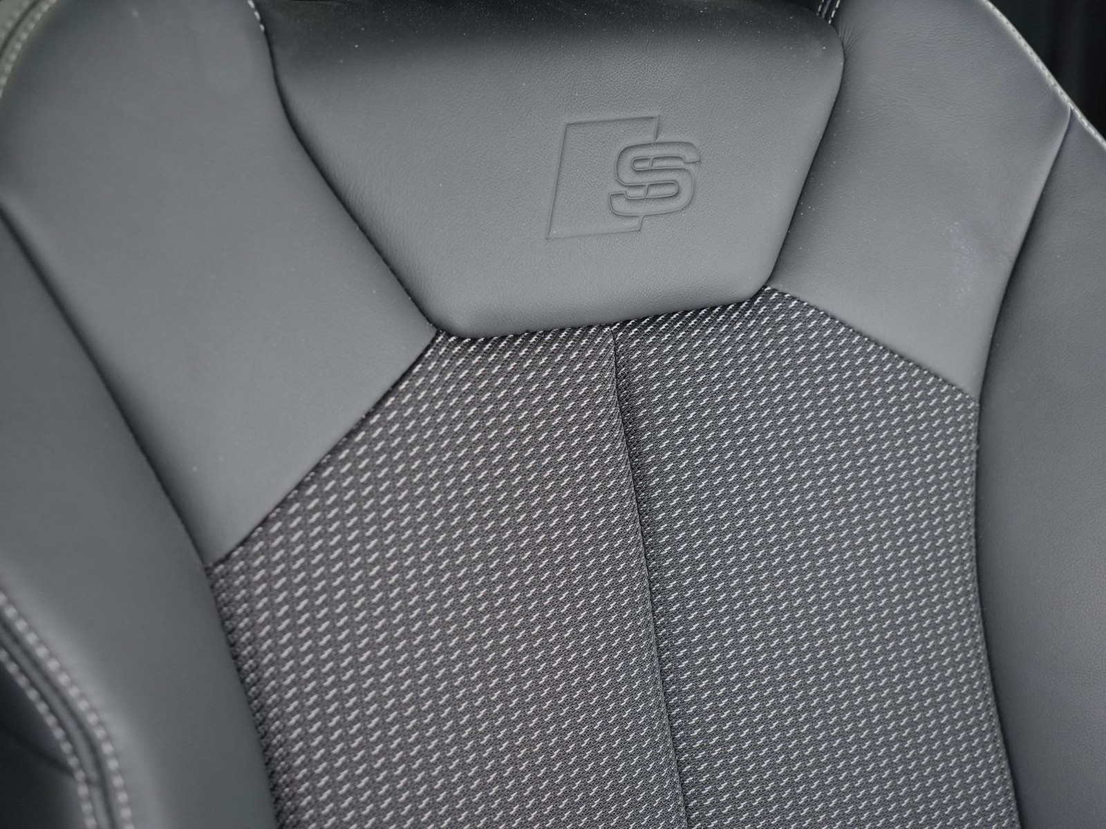 20 - Audi Q3 35 2.0 tdi s line edition s tronic