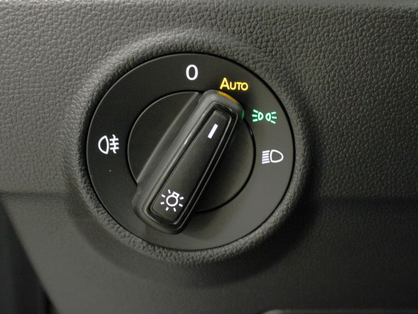 16 - Volkswagen T-Roc 1.0 tsi 115cv sport