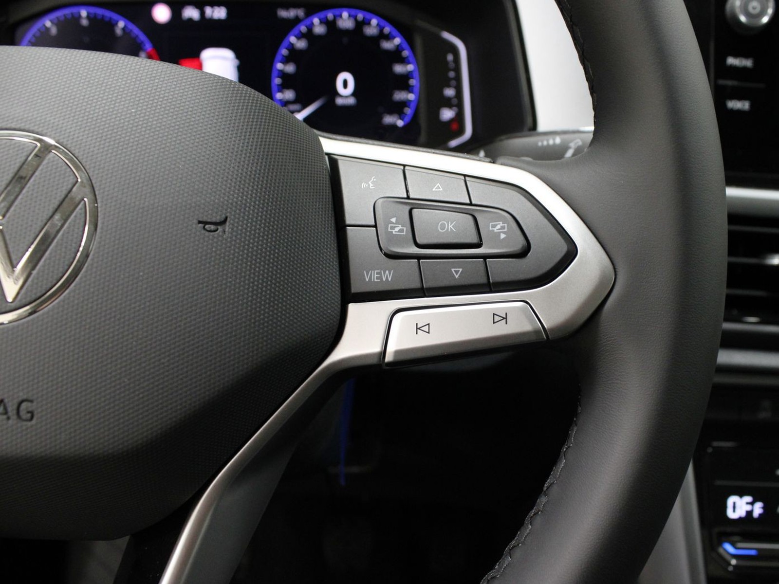 23 - Volkswagen T-Roc 1.0 tsi 115cv sport