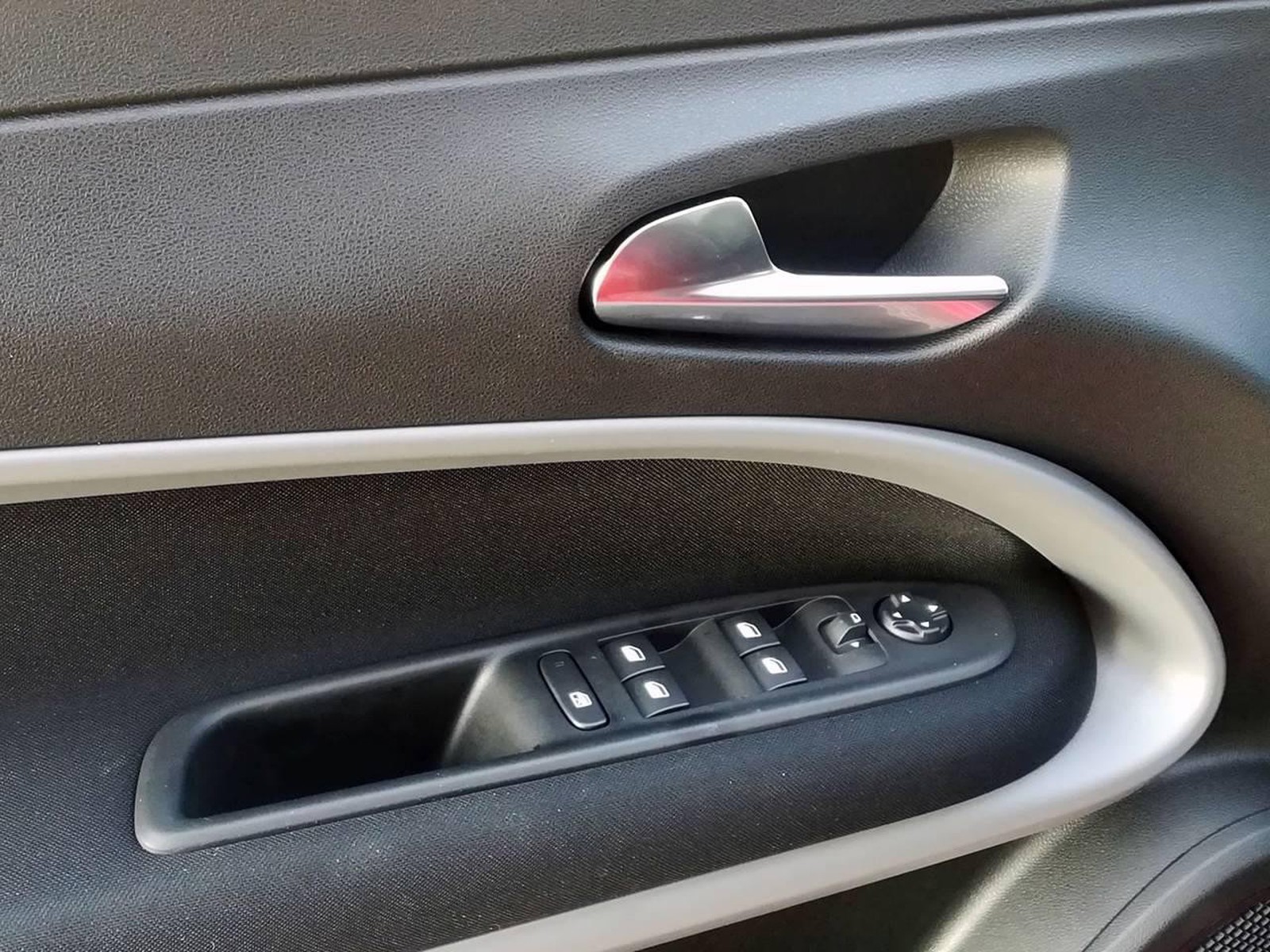 14 - Jeep Avenger 1.2 turbo 100cv longitude fwd