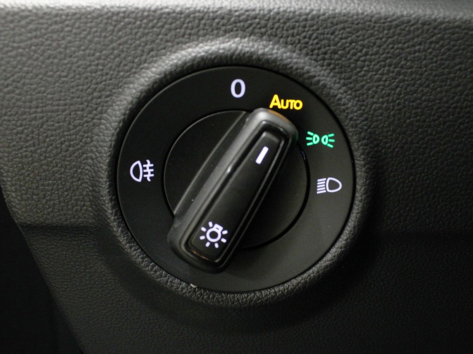 16 - Volkswagen T-Roc 1.0 tsi 115cv sport