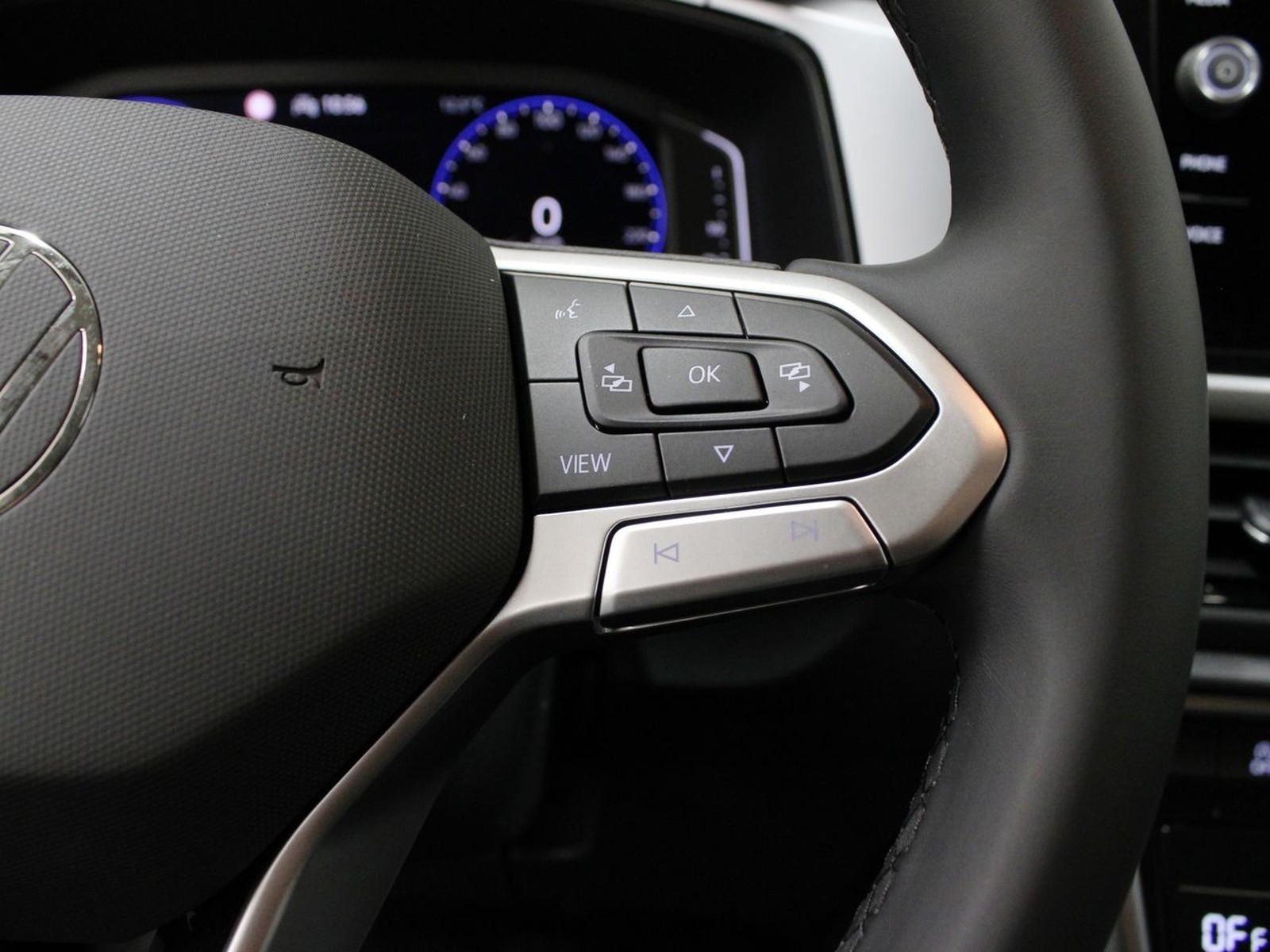 23 - Volkswagen T-Roc 1.0 tsi 115cv sport