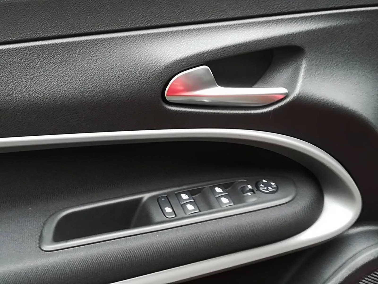 14 - Jeep Avenger 1.2 turbo 100cv longitude fwd