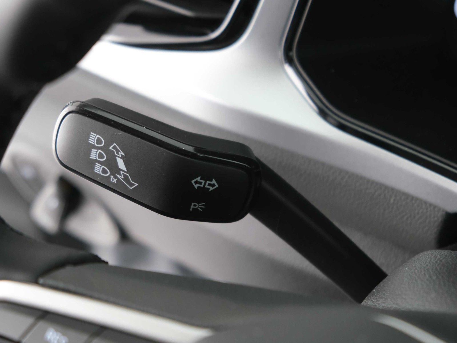 27 - Volkswagen T-Roc 1.0 tsi 115cv sport